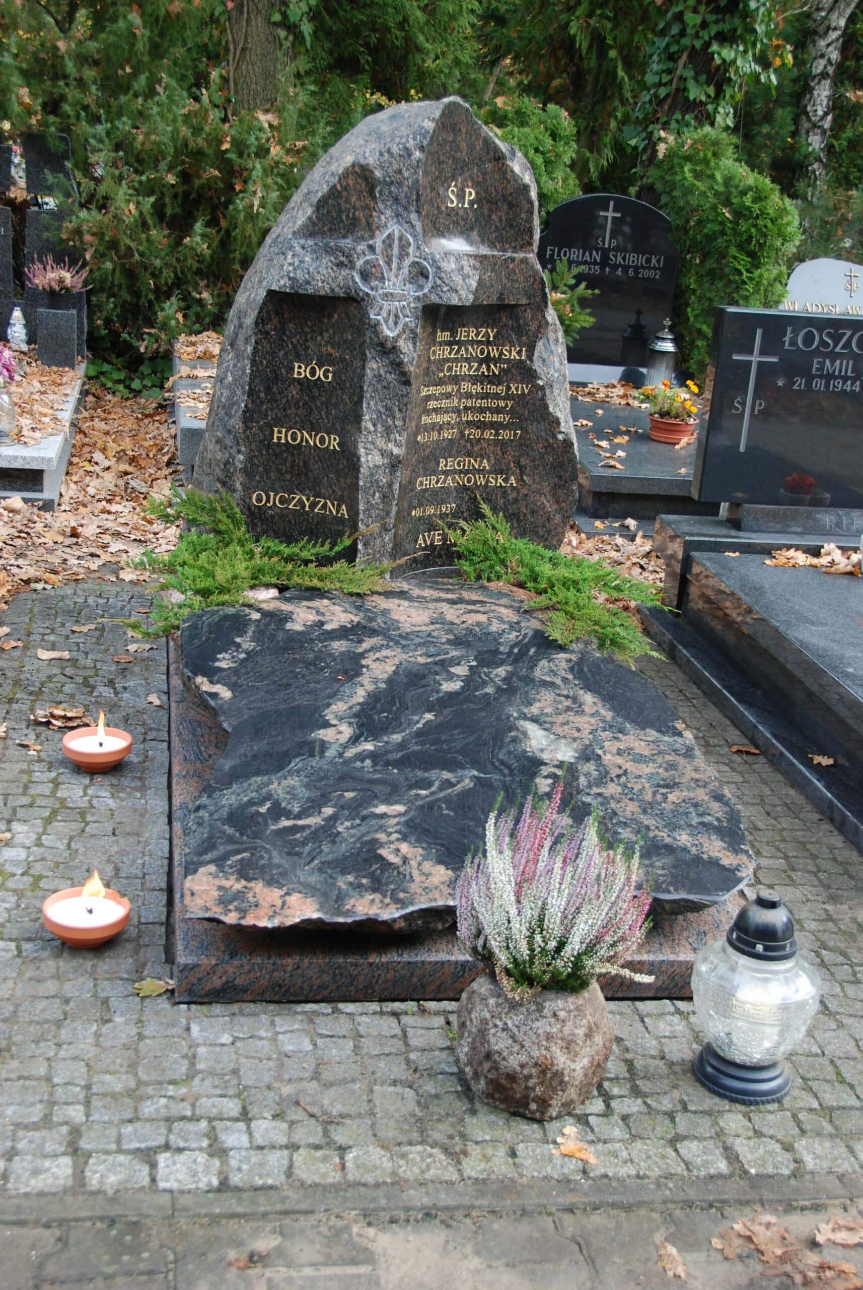 Nagrobek skałkowy #SK12 Nagrobek skałkowy #SK12